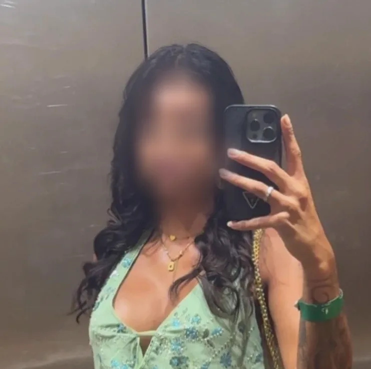 Manuela, 23
